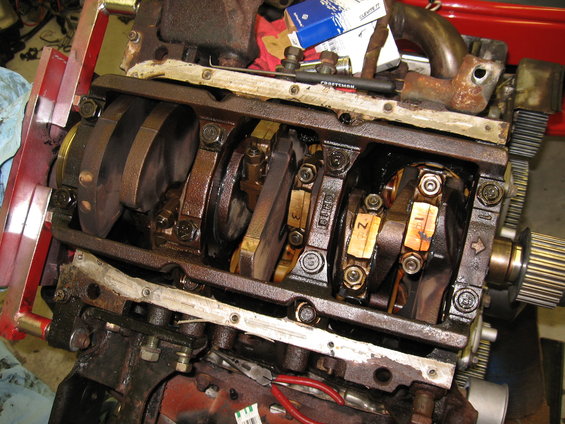 Engine block with crankshaft, connecting rods labeled 1, 2, and 3, and a toothed pulley