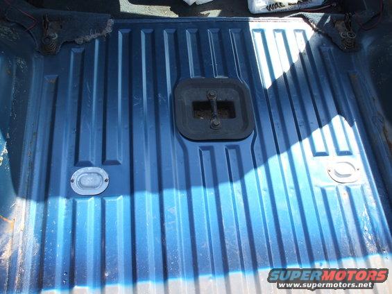 carpet-gone--good-original-shape.jpg Rear carpet and heat reflector/sound barrier gone..!  NO RUST ..!