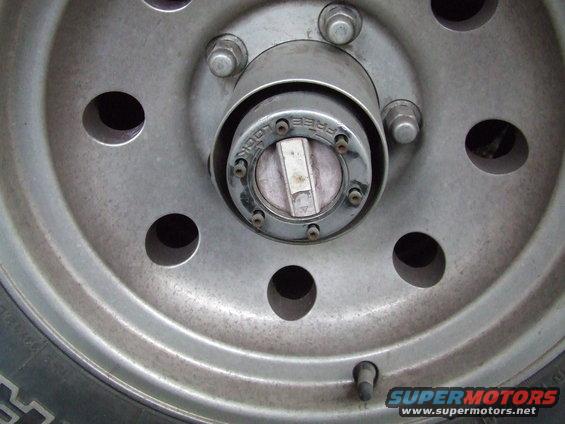 Close-up of a metal wheel hub with a manual locking mechanism labeled 'LOCK' and 'FREE'