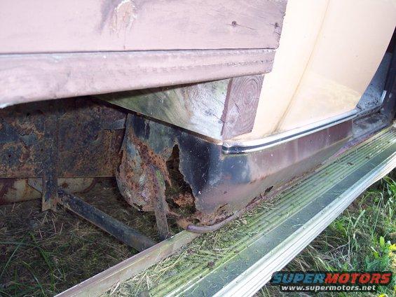 Rusted rocker panel and step on a vehicle side