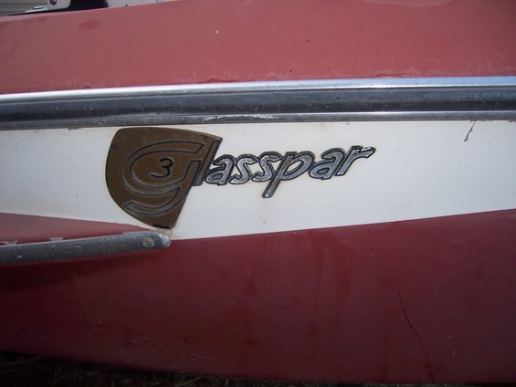 Red and white boat side with a "Glasspar 3" emblem