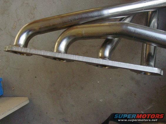 Exhaust manifold with four pipes and a flat mounting flange