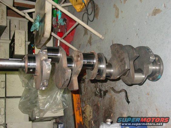 Engine crankshaft with main bearings and counterweights