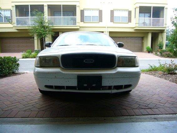 2001 Ford Crown Victoria front grille and headlights