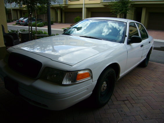 White 2001 Ford Crown Victoria, 3/4 front view