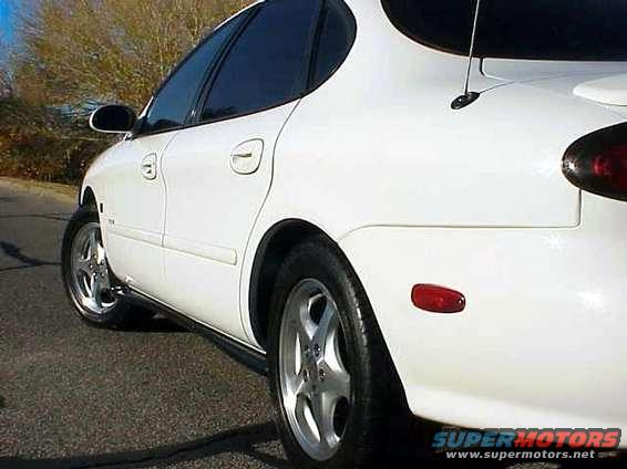 White 1999 Ford Taurus, 3/4 front view showing side and rear quarter panel