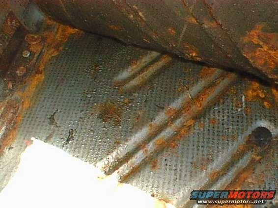 dsc00008.jpg floors we have floors! no rust here other than a little water on top of the pans. no holes anywhere!