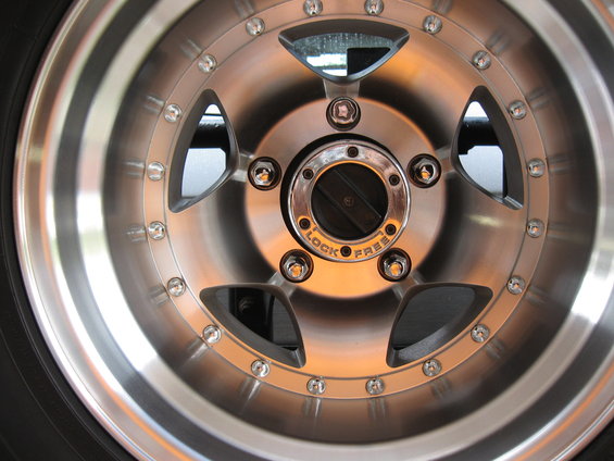 Wheel with "LOCK FREE" hub