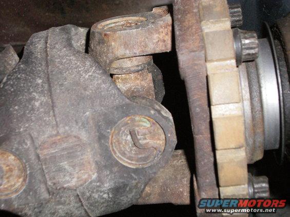 Driveshaft u-joint connected to differential flange