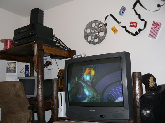 p1020006.jpg TV, desk, and speakers.