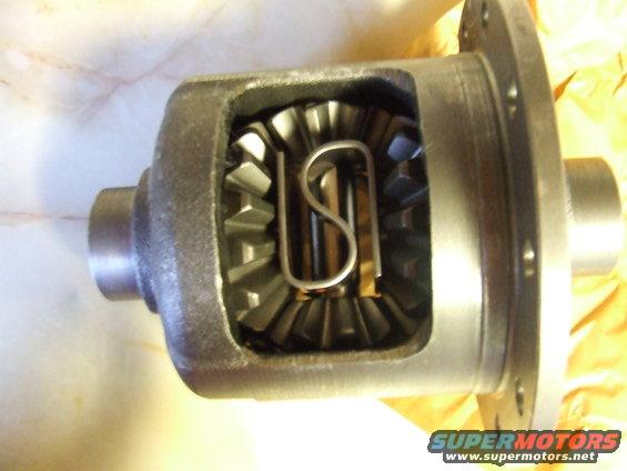 close-up of differential carrier with gears and a U-shaped clip inside