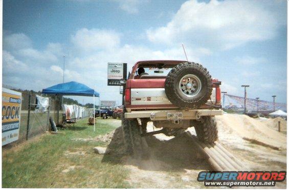 1995 Ford Bronco on obstacle course, rear view with spare tire mounted