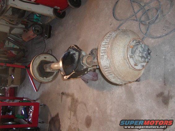 Rear axle assembly with drum brakes and differential housing