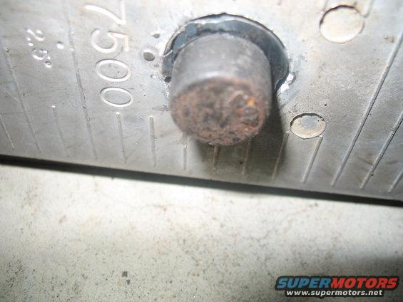 img_2624.jpg close up of the leaf center bolt catching the pipe wedge