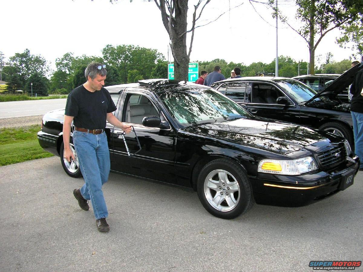 2002 Ford Crown Victoria photo