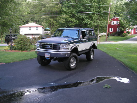 1994 Ford Bronco, dark green and white, 3/4 front view. License plate 542 N00