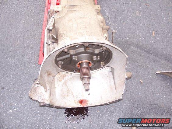 Transmission torque converter with splined shaft and fluid leak