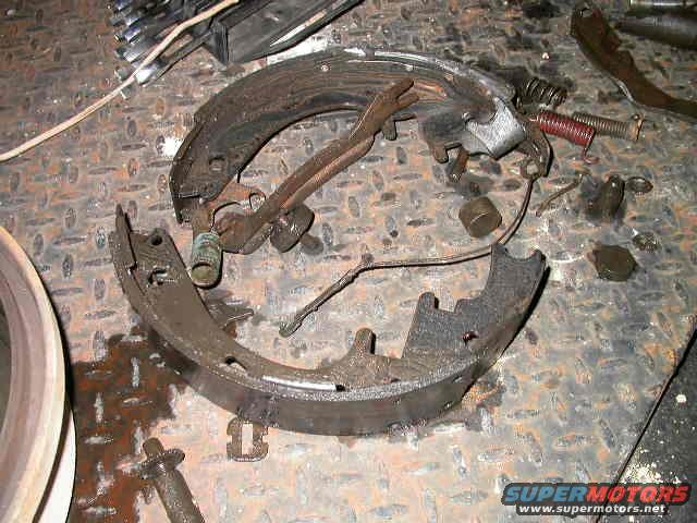 dscn5618.jpg Mangled brake parts