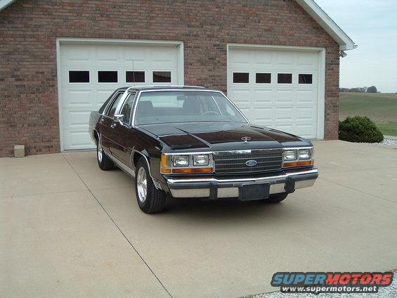 1989 Ford Crown Victoria LTD, black sedan, 3/4 front view