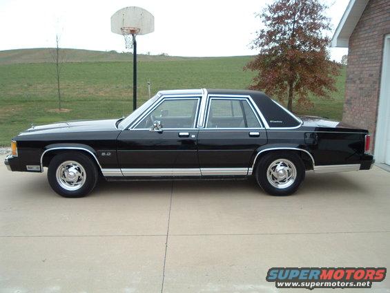 Black 1989 Ford Crown Victoria LTD sedan, side view
