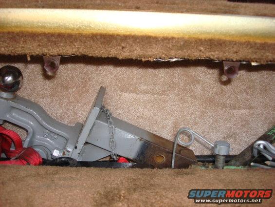 toolbox06.jpg here are the new top latches. this door now stays closed. nice to not have to kick the door shut then step out.
