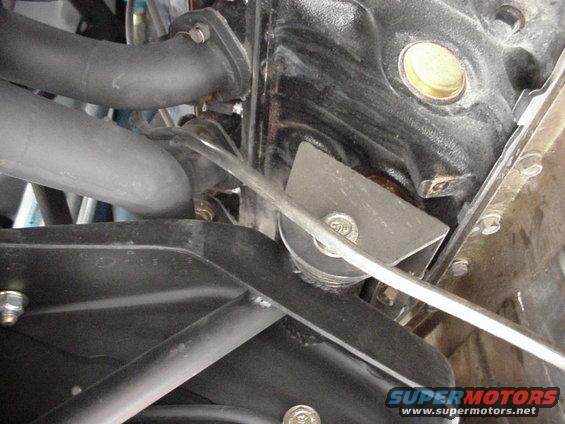 Engine block with exhaust manifold and mounting bracket