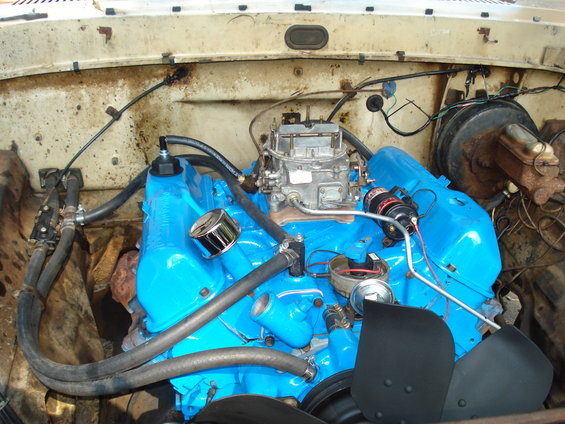 Blue engine with carburetor and fan