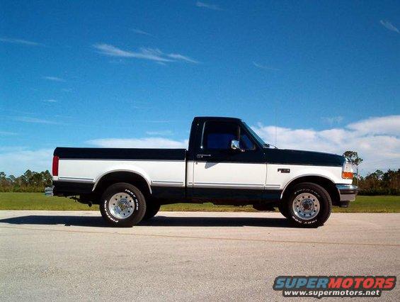 1995 Ford F-150 pickup truck, side view, two-tone paint scheme