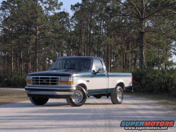 1995 Ford F-150 pickup truck, front 3/4 view, two-tone paint
