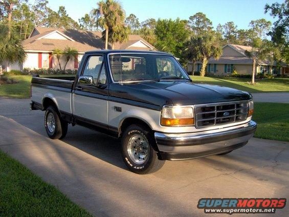 1995 Ford F-150, two-tone paint, 3/4 front view