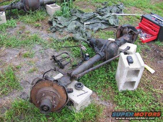 Front axle assembly with disc brakes and U-bolts