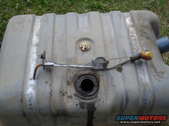Fuel tank with sending unit and float assembly