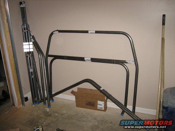 picture-531.jpg S&W racecars 10pt cage w/family bars.