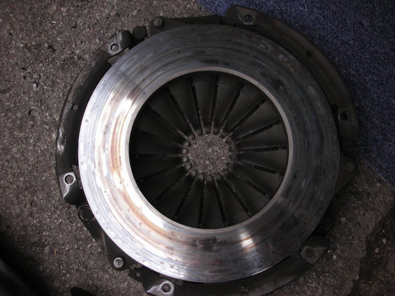 Clutch assembly with a worn friction disc and pressure plate, viewed from above