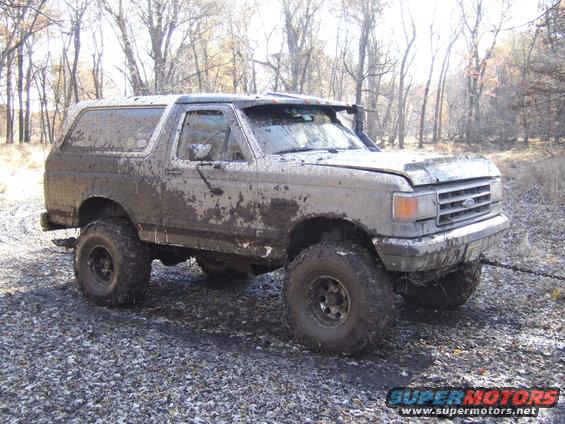 Mud-covered 1987 Ford Bronco 4x4, 3q front view