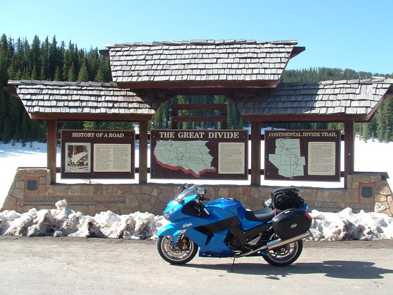 Blue 2007 Kawasaki Ninja motorcycle parked at the Great Divide sign