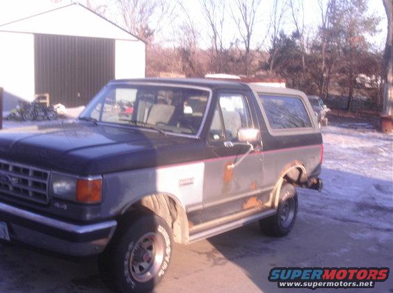 1988 Ford Bronco, 3q-front view, two-tone gray and black with rust