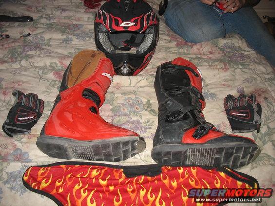 gear.jpg Helmet Size Medium
Boots Size 41 EURO / 8 US Mens
gloves medium
Dust guard. 