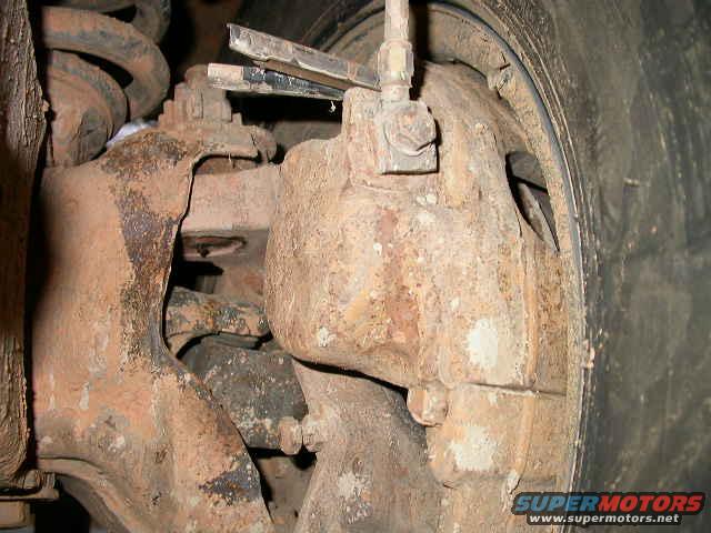 dscn5647.jpg Front brake caliper pin working it's way out the back.  Scary!