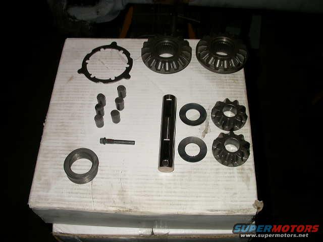 dscn5630.jpg E-locker rebuild kit.  Contains engagement pins, pin retainer, side gears, spiders, cross pin, cross pin retainer bolt, side gear washers and shims.