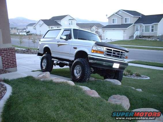 broncopic_013.jpg 4 wheelin in the front yard