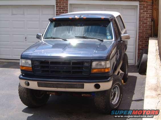 bronco06.jpg ahhh...that fine ford paint holding up on the hood