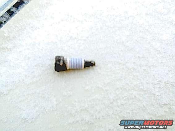 jam137.jpg Broken Motorcraft Platinum Plug...broke just below the hex.