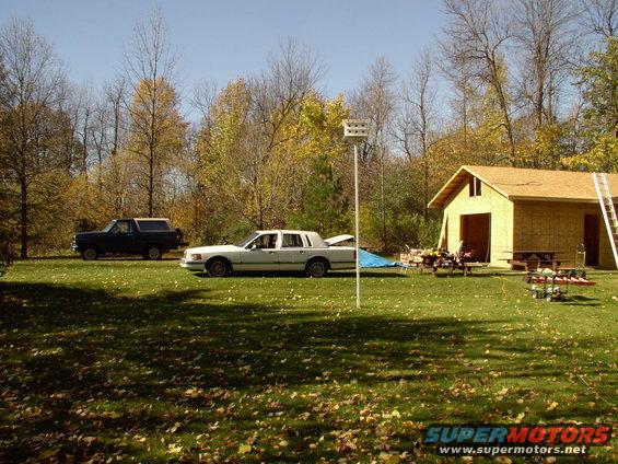 img_0360.jpg Bronco and the Lincoln on delivery duty. Roofing guns and hoses on the roof. Volunteers not arrived yet.