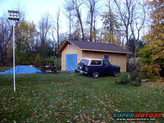 img_0401.jpg Bronco still on the job. Roof partially started. Plastic and tarps stapled over openings, we're in the rain season now !