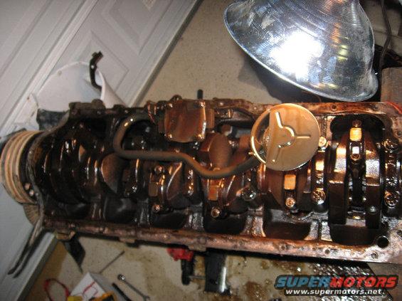 oilpanoff.jpg Bottom end looks nice 'n clean. There was only one bolt on the oil pump...