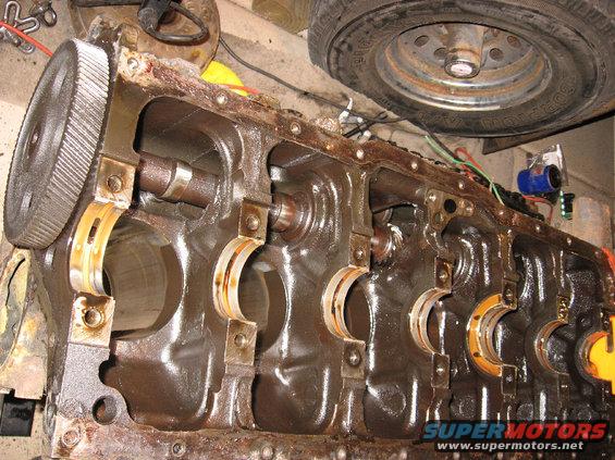 crankpistonsout.jpg Pistons out.