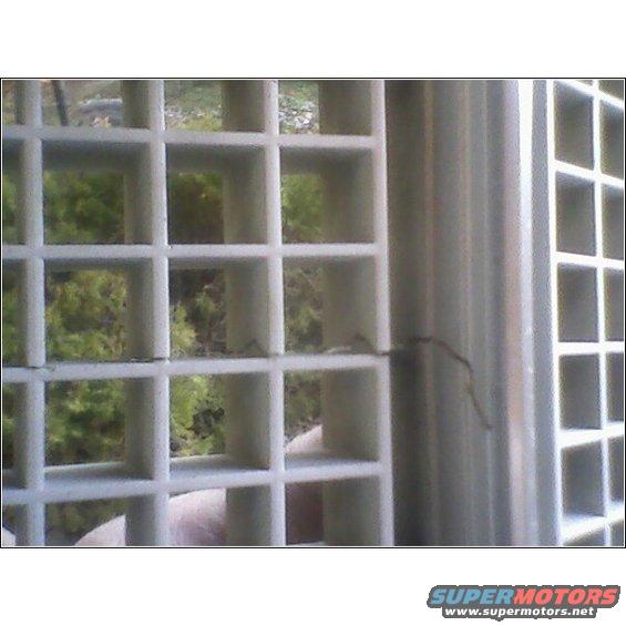 7476-grill-cracks-close-up.jpg 