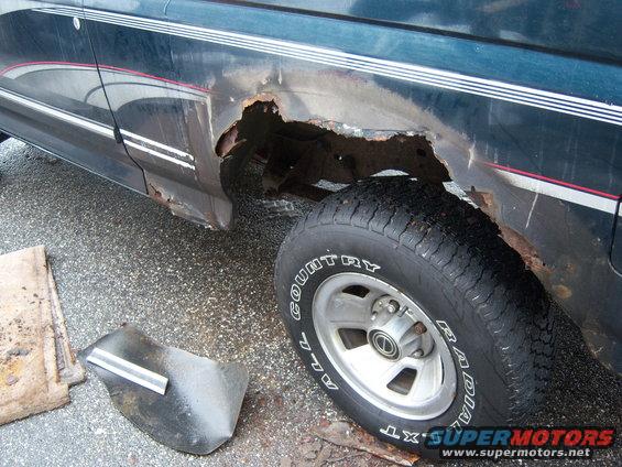 1995 Ford Bronco side view showing rusted rear wheel well and detached fender flare