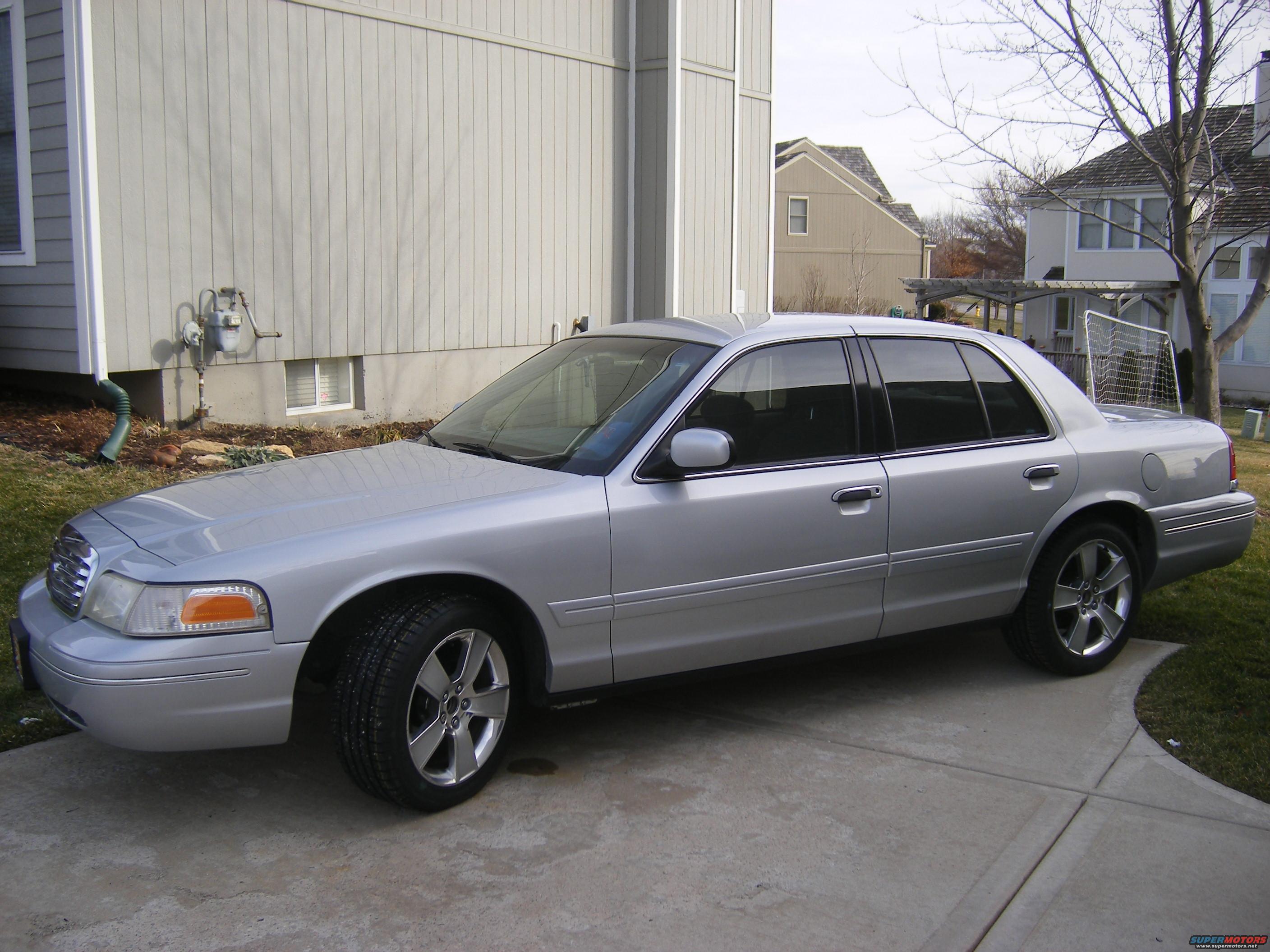 2001 Ford Crown Victoria photo